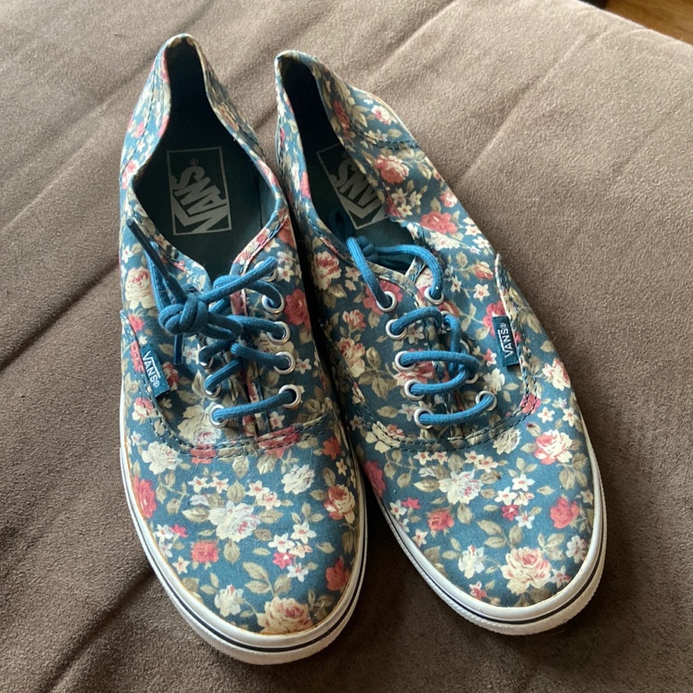 Floral vans, worn twice! Size 7.5 🤩